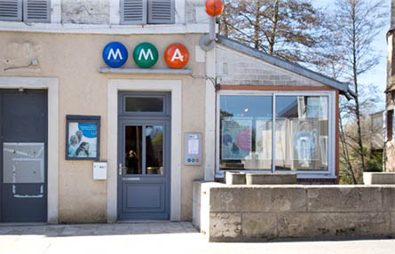 Vue extérieure de l'agence d'assurances MMA de Neuvy-Saint-Sépulchre